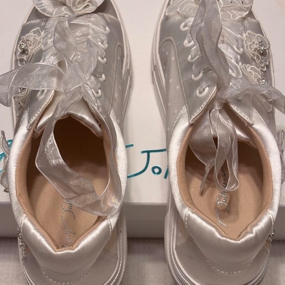 Betsy Johnson SB-Pryce Ivory Sneakers with 3D Flowers 9.5  Lace Up NWT - Picture 8 of 9